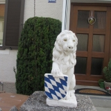 Löwe aus Stein mit bayerischem Wappen
