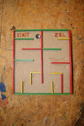 Ein Murmel-Labyrinth selbst gebaut aus Holz.