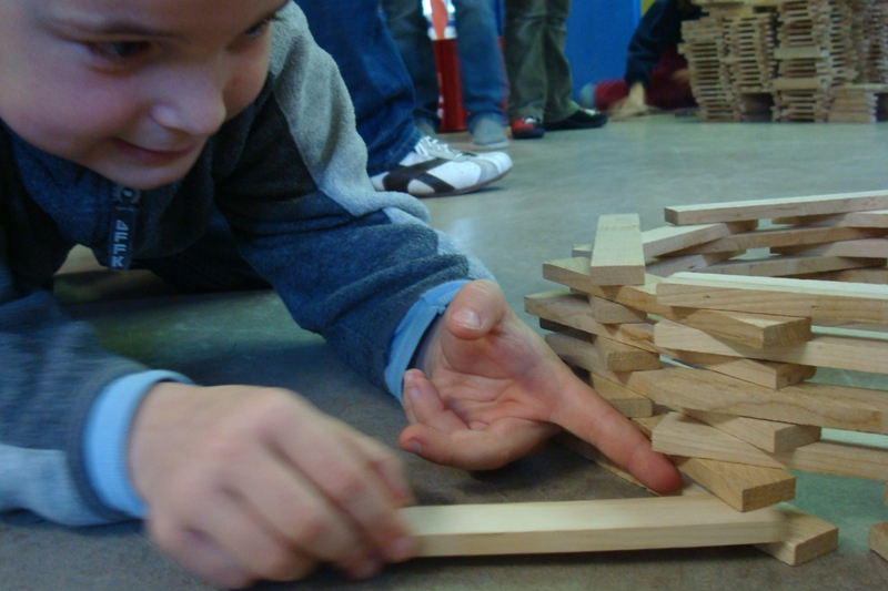 Spielen und Bauen mit Holzklötzchen