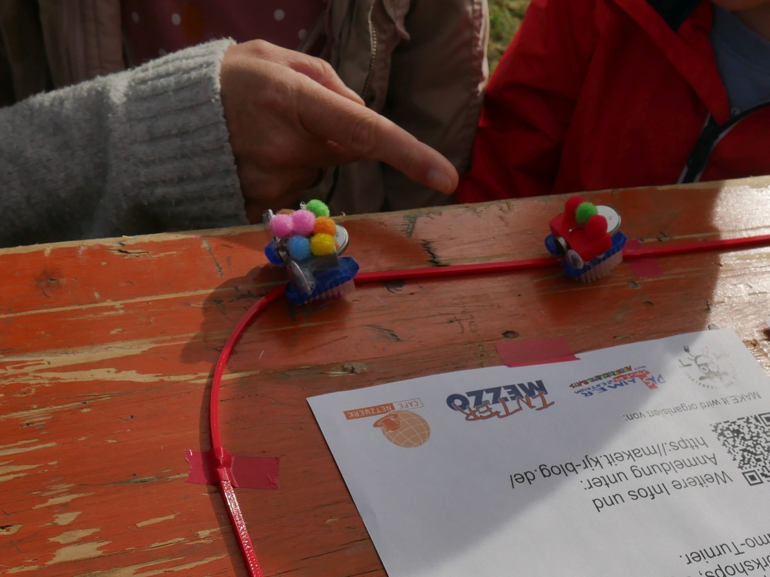 Experimente von der Knetseife bis zum Zahnbürstenroboter