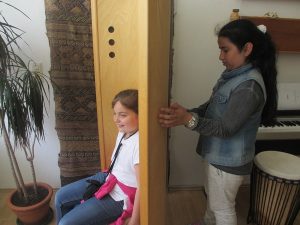 Klangheilzentrum_Sitzmonochord_Emily+Schia