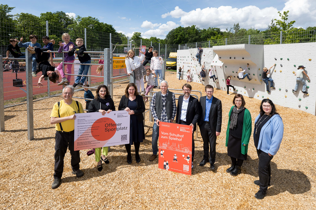 Saisonauftakt Schulhoföffnungen mit (v.l.) Gerhard Knecht (Vorstand Spiellandschaft Stadt e.V.), Eleftheria Papadopoulou (Leitung KoGa), Bürgermeisterin Verena Dietl, Rektor Ulf Peters, Stadtschulrat Florian Kraus, Stadtrat Jens Luther, Rektorin Bettina Knappe und Rektorin Claudia Gebhardt-Schuster (Foto: Tobias Hase/RBS)