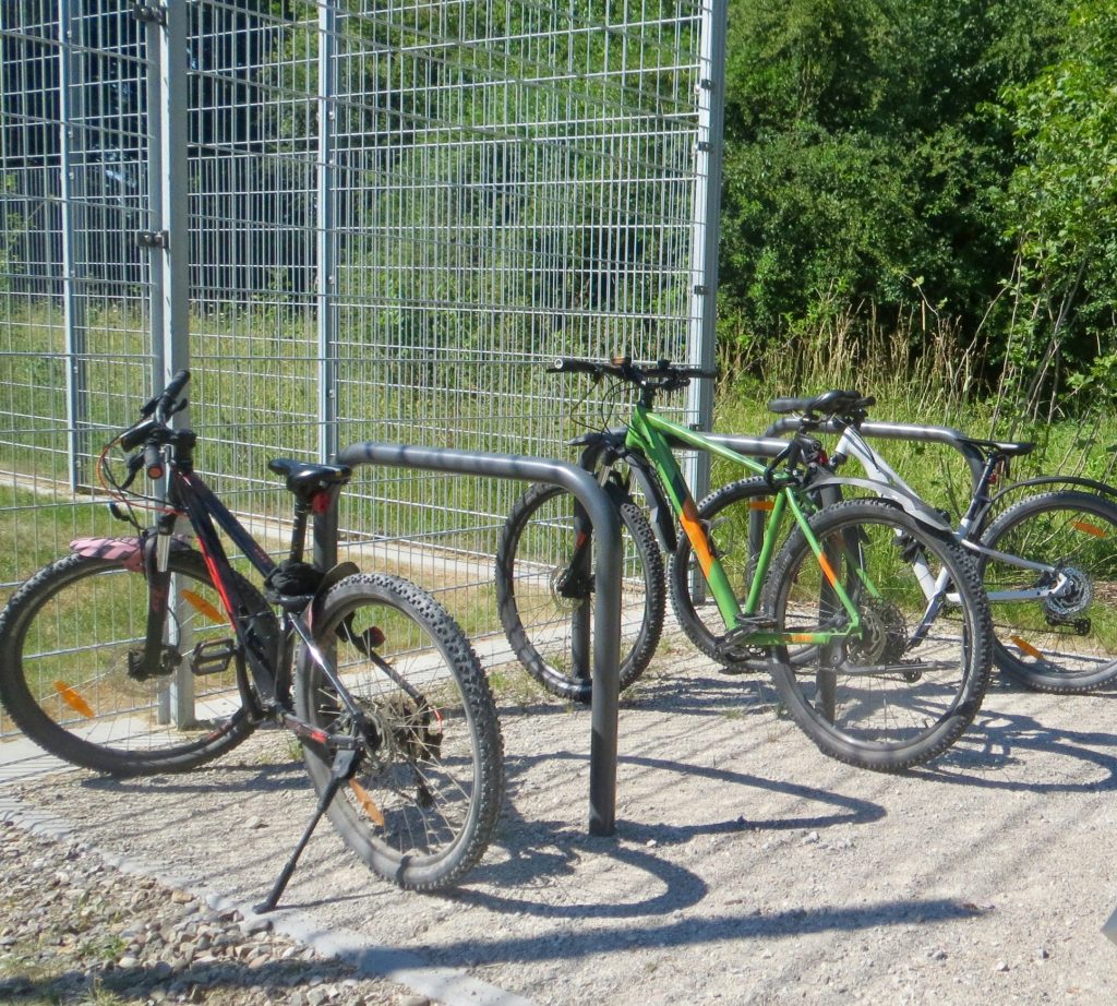 Fußballplatz_Umgebung–Fahrräder_am_Bolzplatz_Ziegelleistraße_26_06_26 Fußballplatz Umgebung, Fahrräder am Bolzplatz Ziegelleistraße