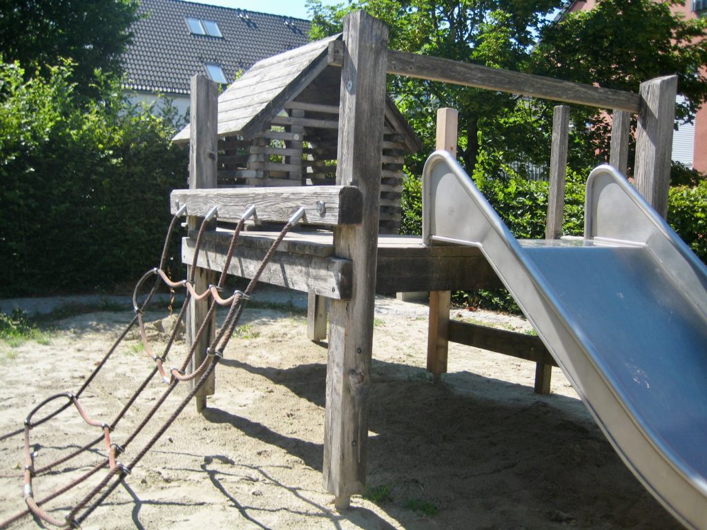 Rutsche_Spielplatz_Bally-Prell-Straße_16_07_26 Rutsche Spielplatz Bally-Prell-Straße