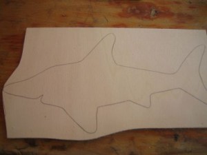 hai_bemalt_sperrholz_anzeichnen