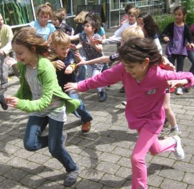 Kinder spielen auf dem Schulhof